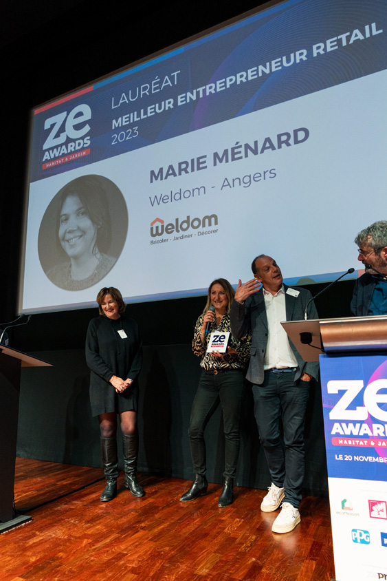 Sylvain Vandenbussh,  directeur réseaux Weldom et Bénédicte Bernard, DRH sont montés sur scène pour récupérer le Ze Awards Entrepreneur de l'année, de Marie Menard, adhérente à Angers