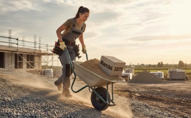 une femme habillée en bricoleuse 
