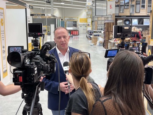 Michael Royer interviewé par les TV pour l'ouverture du Bricorama de La Chapelle Saint Luc