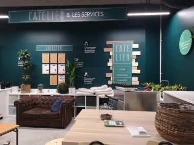 La zone services et son canapé façon Chesterfield