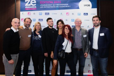 A l'occasion des ZeAwards Initiative Merchandising, Khadidja Guard, désormais directrice du magasin du Leroy Merlin de Reims, au centre a retrouvé son équipe déco de Grand Parilly, Marc Renaud le directeur com corporate  et Etienne Bodin, dir. des affaires publiques de l'enseigne