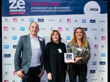 Claudine Martinez (Tokster) entourée de Bénédicte Bernard (DRH Weldom) et Sylvain Vandenbusshe (Directeur réseaux Weldom) qui ont récupérer le ZeAwards Entrepreneur de l'année de Marie Ménard