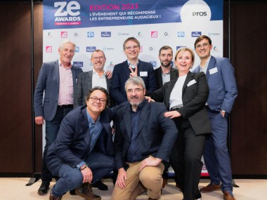 Voici le jury . A noter que sur cette photo, le seul non votant est Pierre Dieuzeide, rédacteur en chef de Zepros habitat qui n’avait pas voie au chapitre.   Isabelle Dalleau , Génération jardin & Génération 4.O, Thierry Courant, Promojardin Vincent Dugranrut,   Jean-luc Guery, Inoha Thomas le Rudulier, Fédération des jardineries et animaleries de France , Philippe, Paulic, Zepros Arnaud Wust, France TV/Xam Xam