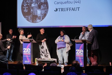 Le directeur du magasin Truffaut de Carquefou avec les couturiers et couturères  de l'Esatco Atlantique,  Meilleure Initiative RSE 