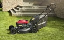 Tondeuse HRN 536 VK. Terrain jusqu'à 1800 m2. Moteur Honda à arbres verticaux GCVx. Système Versamow On/Off pour passer du mulching au ramassage via un simple levier. 799 C.