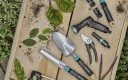 Sécateur EcoLine, poignée à base de 80 % de plastique recyclé, lame à base de 75 0/0 d'acier recyclé, 21, 99 €. Pistolet d'arrosage. + de 65 % de plas¬tique recyclé et + de 45 % de métal recyclé, 20,99 €.